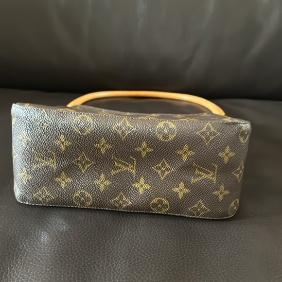 Louis Vuitton Looping MM Monogram Shoulder Bag - Picture 4 of 16